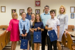 Rozstrzygnięcie konkursu na zakończenie 6. edycji Ekonomicznego Uniwersytetu Dziecięcego na Politechnice Białostockiej. Grupa laureatów i organizatorów