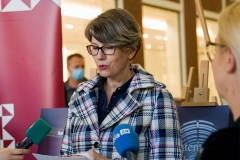 Barbara Bojaryn-Kazberuk na wernisażu wystawy pt. Matematyka w obiektywie. 18 września 2020 r. Galeria Alfa w Białymstoku