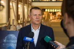 Dr inż. Romuald Stasiewicz na wernisażu wystawy pt. Matematyka w obiektywie. 18 września 2020 r. Galeria Alfa w Białymstoku