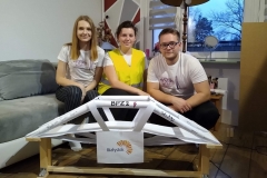 Magdalena Figura, Karol Ostapiuk, Maria Czaban prezentują most Będzie Pan Zadowolony 2