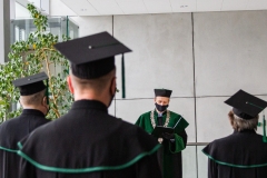 Grupa doktorów habilitowanych powtarza rote ślubowania, którą odczytuje Prorektor M. Krętowski