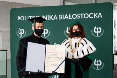 Rektor PB Marta Kosior-Kazberuk oraz doktor habilitowany - w togach akademickich oraz maseczkach ochronnych