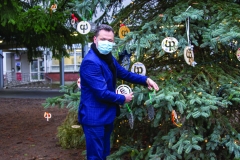 Choinkę dekoruje prodziekan ds. rozwoju i współpracy Wydziału Mechanicznego Łukasz Derpeński
