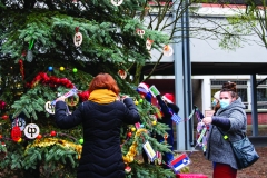 Choinkę dekorują pracownicy Wydziału Inżynierii Zarządzania