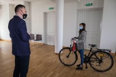 Zastępca prezydenta Rafał Rudnicki i Aleksandra Jamiołkowska podczas wręczenia nagrody za udział w badaniu ankietowym. 19 marca 2021 r. Zdjęcie 3 z 4