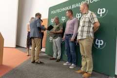Władze Politechniki Białostockiej uhonorowały sportowców z uczelni, którzy w roku akademickim 2020/2021 zdobyli medale. Uhonorowani zostali również ich opiekunowie, trenerzy oraz organizatorzy Akademickich Mistrzostw Polski w Biegach Przełajowych, fot. K. Cichoń