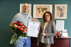Wojciech Nowicki przyjął gratulacje od Rektor Politechniki Białostockiej prof. PB Marty Kosior-Kazberuk, fot. Katarzyna Cichoń, Politechnika Białostocka (2)
