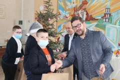 Miedniki Królewskie. Politechnika Białostocka zawiozła dary do gimnazjum, fot. Politechnika Białostocka