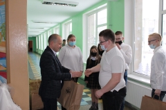 Miedniki Królewskie. Politechnika Białostocka zawiozła dary do gimnazjum, fot. Politechnika Białostocka