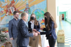 Miedniki Królewskie. Politechnika Białostocka zawiozła dary do gimnazjum, fot. Politechnika Białostocka