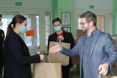Miedniki Królewskie. Politechnika Białostocka zawiozła dary do gimnazjum, fot. Politechnika Białostocka