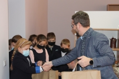 Miedniki Królewskie. Politechnika Białostocka zawiozła dary do gimnazjum, fot. Politechnika Białostocka