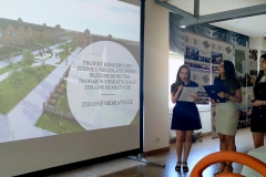 Studenci WA PB omawiają swoje projekty, 29 czerwca 2022 r.  fot.  Monika Magdziak