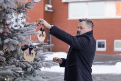 19.12.2022 Decorating BUT Christmas tree, photo by Piotr Awramiuk
