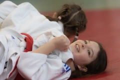 Dwie młode zawodniczki walczą na macie podczas XIV Turnieju Judo w Politechnice Białostockiej. fot.Dariusz Piekut/PB