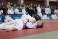 Dwie młode zawodniczki walczą na macie podczas XIV Turnieju Judo w Politechnice Białostockiej. fot.Dariusz Piekut/PB