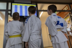Młodzi zawodnicy judo patrzą na tablicę z planem walk podczas XIV Turnieju Judo w Politechnice Białostockiej. fot.Dariusz Piekut/PB