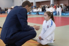 Piotr Klimowicz rozmawia z młodą zawodniczką judo podczas XIV Turnieju Judo w Politechnice Białostockiej. fot.Dariusz Piekut/PB