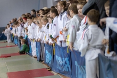 Zawodnicy w katanach stoją za barierką  podczas XIV Turnieju Judo w Politechnice Białostockiej. fot.Dariusz Piekut/PB