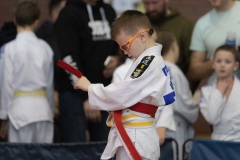 Młody zawodnik zawodnik zawiązuje pas podczas XIV Turnieju Judo w Politechnice Białostockiej. fot.Dariusz Piekut/PB