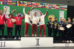 Michał Chojnowski, Wiktor Sajdak, Jakub Kowalski podczas dekoracji medalowej na Strzeleckich Mistrzostwach Europy w Tallinie 2023. Fot. PZSS/media