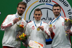 Michał Chojnowski, Wiktor Sajdak, Jakub Kowalski podczas dekoracji medalowej na Strzeleckich Mistrzostwach Europy w Tallinie 2023. Fot. PZSS/media