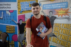 Uczeń na stoisku informacyjnym podczas Targów w Sokołowie Podlaskim. fot.Dariusz Piekut/PB