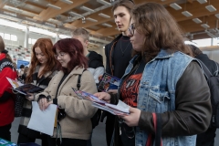 Uczniowie na stoisku informacyjnym podczas Targów w Sokołowie Podlaskim. fot.Dariusz Piekut/PB