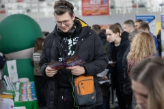 Uczeń czyta ulotkę podczas Targów w Sokołowie Podlaskim. fot.Dariusz Piekut/PB