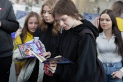Uczniowie na stoisku informacyjnym podczas Targów w Sokołowie Podlaskim. fot.Dariusz Piekut/PB