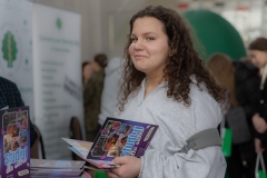 Uczennica na stoisku informacyjnym podczas Targów w Sokołowie Podlaskim. fot.Dariusz Piekut/PB