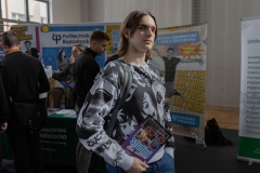 Uczeń na stoisku informacyjnym podczas Targów w Sokołowie Podlaskim. fot.Dariusz Piekut/PB