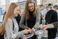Uczniowie na stoisku informacyjnym podczas Targów w Sokołowie Podlaskim. fot.Dariusz Piekut/PB