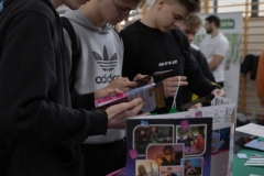Uczniowie na stoisku informacyjnym podczas Targów w Sokołowie Podlaskim. fot.Dariusz Piekut/PB
