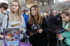 Uczennice na stoisku informacyjnym podczas Targów w Sokołowie Podlaskim. fot.Dariusz Piekut/PB