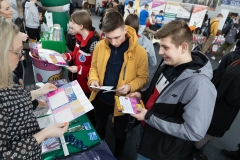Uczniowie rozmawiają z pracownikiem uczelni podczas Targów w Sokołowie Podlaskim. fot.Dariusz Piekut/PB
