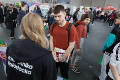 Uczeń rozmawia z pracownikiem uczelni podczas Targów w Sokołowie Podlaskim. fot.Dariusz Piekut/PB