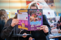 Ulotka informacyjna Politechniki Białostockiej w rękach uczestniczki XV Siedleckich Targów Edukacyjnych. 23 marca 2023. Fot. Iryna Mikhno