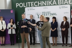 Przed mikrofonem Rafał Rudnicki. fot.Dariusz Piekut/PB