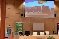 Daniel Górski podczas prezentacji pracy konkursowej na finale 7. Uniwersyteckiej Ligi Logistyki,  12.04.2023 Katowice