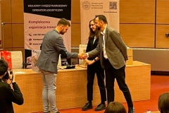 Daniel Górski odbiera gratulacje na finale 7. Uniwersyteckiej Ligi Logistyki.  12.04.2023 Katowice