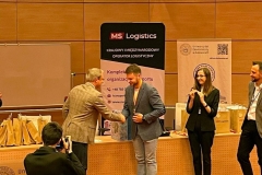Daniel Górski odbiera gratulacje na finale 7. Uniwersyteckiej Ligi Logistyki. 12.04.2023 Katowice