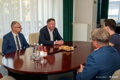Podpisanie umowy między Politechniką Białostocką a Powiatowym Urzędem Pracy. Fot. Iryna Mikhno/PB