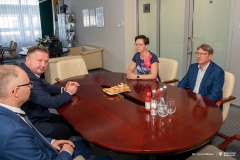 Podpisanie umowy między Politechniką Białostocką a Powiatowym Urzędem Pracy. Fot. Iryna Mikhno/PB