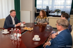 Podpisanie umowy między Politechniką Białostocką a Powiatowym Urzędem Pracy. Fot. Iryna Mikhno/PB
