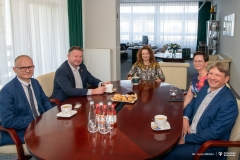 Podpisanie umowy między Politechniką Białostocką a Powiatowym Urzędem Pracy. Fot. Iryna Mikhno/PB