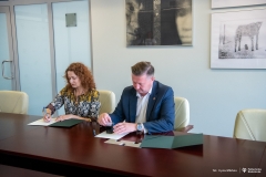 Podpisanie umowy między Politechniką Białostocką a Powiatowym Urzędem Pracy. Fot. Iryna Mikhno/PB