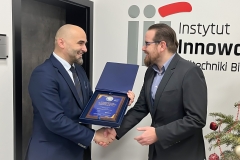 Jakub Lisiecki i Tomasz Stypułkowski podczas wręczenia nagrody Symbol Synergii Nauki i Biznesu 2023