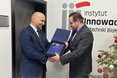 Jakub Lisiecki i Tomasz Stypułkowski podczas wręczenia nagrody Symbol Synergii Nauki i Biznesu 2023