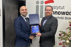 Jakub Lisiecki i Tomasz Stypułkowski podczas wręczenia nagrody Symbol Synergii Nauki i Biznesu 2023